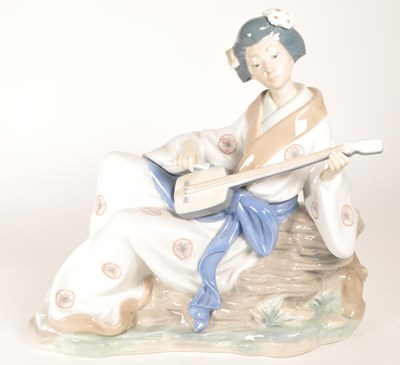 Lot 140 - LLADRO - NAO - LATE 20TH CENTURY GEISHA LADY FIGURE PLAYING A SHAMISEN