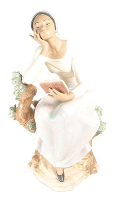 Lot 148 - LLADRO - NAO - LATE 20TH CENTURY PORCELAIN GRIS FIGURE OF LADY
