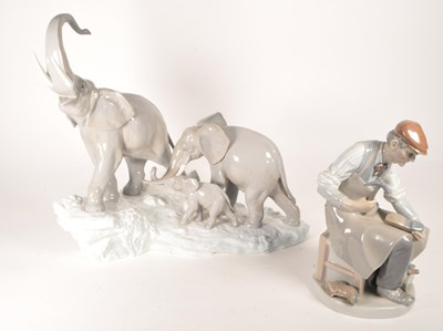 Lot 155 - LLADRO - NAO - 20TH CENTURY PORCELAIN ELEPHANT FIGURE W/ COBBLER