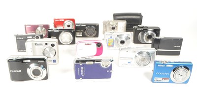 Lot 357 - A COLLECTION OF DIGITAL CAMERAS