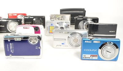 Lot 357 - A COLLECTION OF DIGITAL CAMERAS