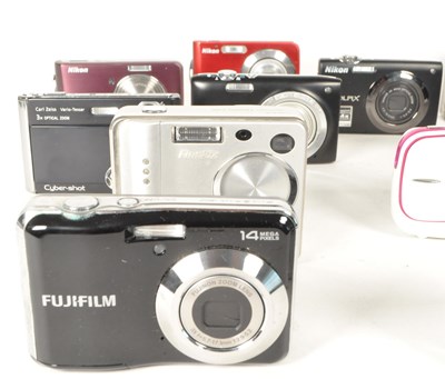 Lot 357 - A COLLECTION OF DIGITAL CAMERAS
