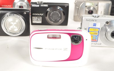 Lot 357 - A COLLECTION OF DIGITAL CAMERAS