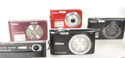 Lot 357 - A COLLECTION OF DIGITAL CAMERAS