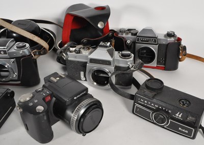 Lot 361 - COLLECTION OF VINTAGE CAMERAS