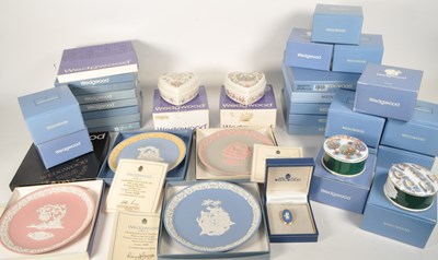 Lot 179 - WEDGWOOD - COLLECTION OF LATE 20TH CENTURY PLATES, POTS AND MORE
