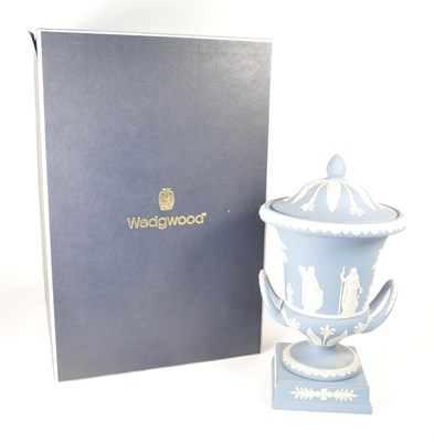 Lot 197 - WEDGWOOD, JASPERWARE LIDDED CAMPANA URN