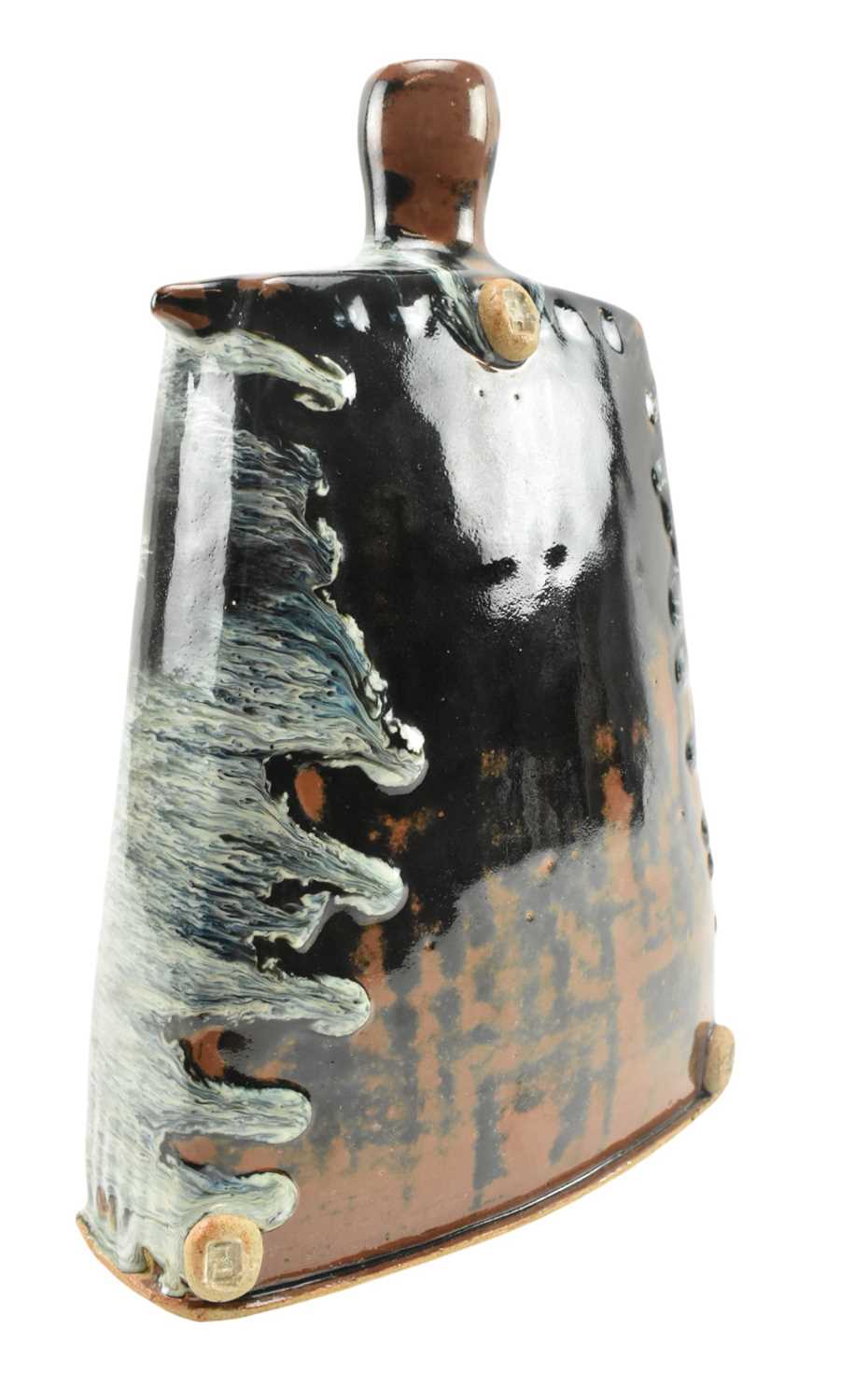 Lot 13 - JAMES HAKE (B. 1979) - STUDIO POTTERY EARTHENWARE SHOULDERED FLASK