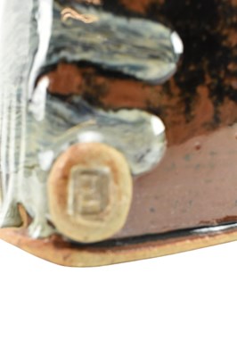 Lot 13 - JAMES HAKE (B. 1979) - STUDIO POTTERY EARTHENWARE SHOULDERED FLASK