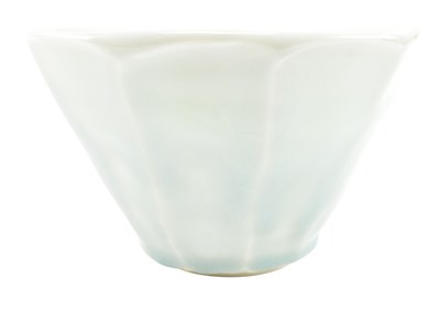 Lot 32 - JOANNA HOWELLS (B. 1960) - STUDIO POTTERY CENTREPIECE BOWL