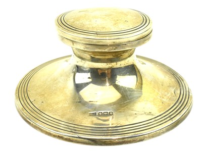 Lot 73 - HALLMARKED SILVER CAPSTAN INKWELL BY WALKER & HALL SHEFFIELD
