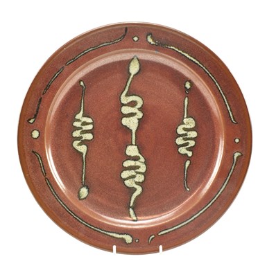 Lot 6 - RAY FINCH FOR WINCHCOMBE POTTERY - STUDIO POTTERY CHARGER PLATE