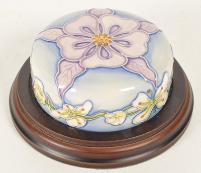 Lot 436 - MOORCROFT - LATE 20TH CENTURY STUDIO POTTERY PAPERWEIGHT
