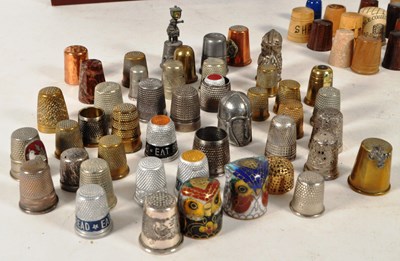 Lot 382 - LARGE 20TH CENTURY VINTAGE THIMBLE COLLECTION