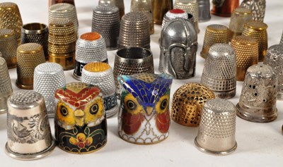 Lot 382 - LARGE 20TH CENTURY VINTAGE THIMBLE COLLECTION