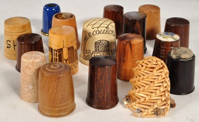 Lot 382 - LARGE 20TH CENTURY VINTAGE THIMBLE COLLECTION