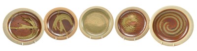 Lot 41 - ATTR. JOHN LEACH FOR MUCHELNEY POTTERY - SET OF FIVE STUDIO POTTERY PLATES
