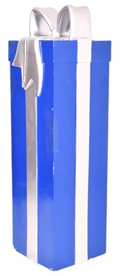 Lot 39 - VINTAGE FUNFAIR / FAIRGROUND DECORATIVE FIBREGLASS CHRISTMAS WRAPPED PRESENT IN BLUE & SILVER