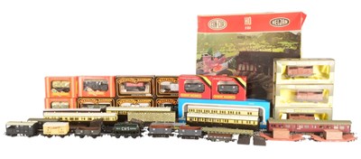 Lot 81 - MODEL RAILWAY - OO GAUGE ROLLING STOCK & ACCESSORIES