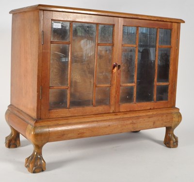 Lot 644 - 20TH CENTURY WALNUT GLAZED TABLETOP DISPLAY CABINET