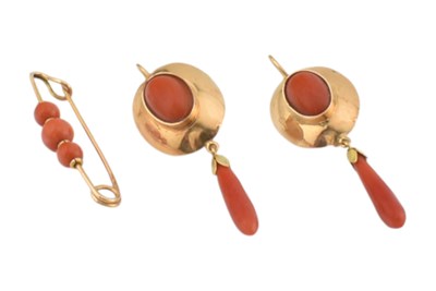 Lot 161 - ITALIAN 18CT GOLD CORAL EARRINGS & BROOCH PIN
