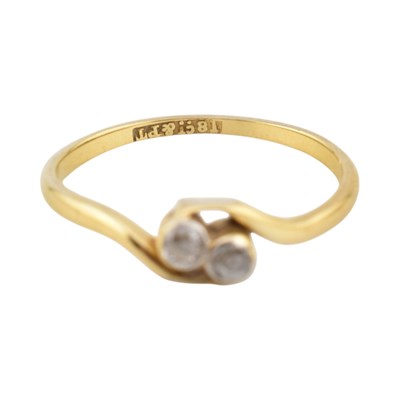 Lot 425 - 18CT GOLD PLATINUM & DIAMOND RING