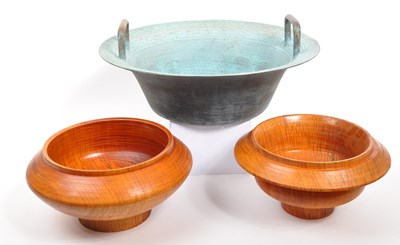 Lot 437 - EARLY 20TH CENTURY CHINESE SPOUTING BOWL & WOODEN BOWLS