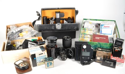 Lot 213 - COLLECTION OF VINTAGE CAMERA EQUIPMENT