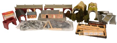 Lot 56 - MODEL RAILWAY - COLLECTION OF OO GAUGE TRACK & ACCESSORIES