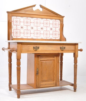 Lot 690 - VICTORIAN 19TH CENTURY MARBLE TOPPED OAK WASHSTAND