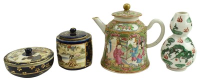 Lot 175 - FOUR 19TH/20TH CENTURY CHINESE & JAPANESE PORCELAIN PIECES 19/20世纪中日陶瓷一组四件