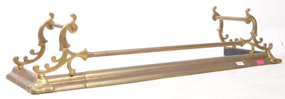 Lot 1004 - EARLY 20TH CENTURY BRASS EXTENDING FIRE FENDER