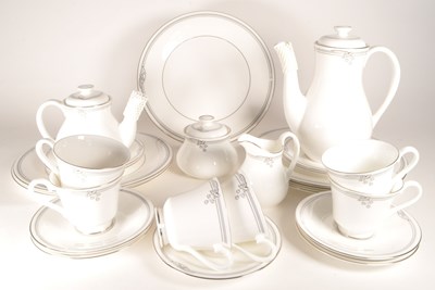 Lot 36 - ROYAL DOULTON - LATE 20TH CENTURY ADANTE BONE CHINA DINNER SERVICE