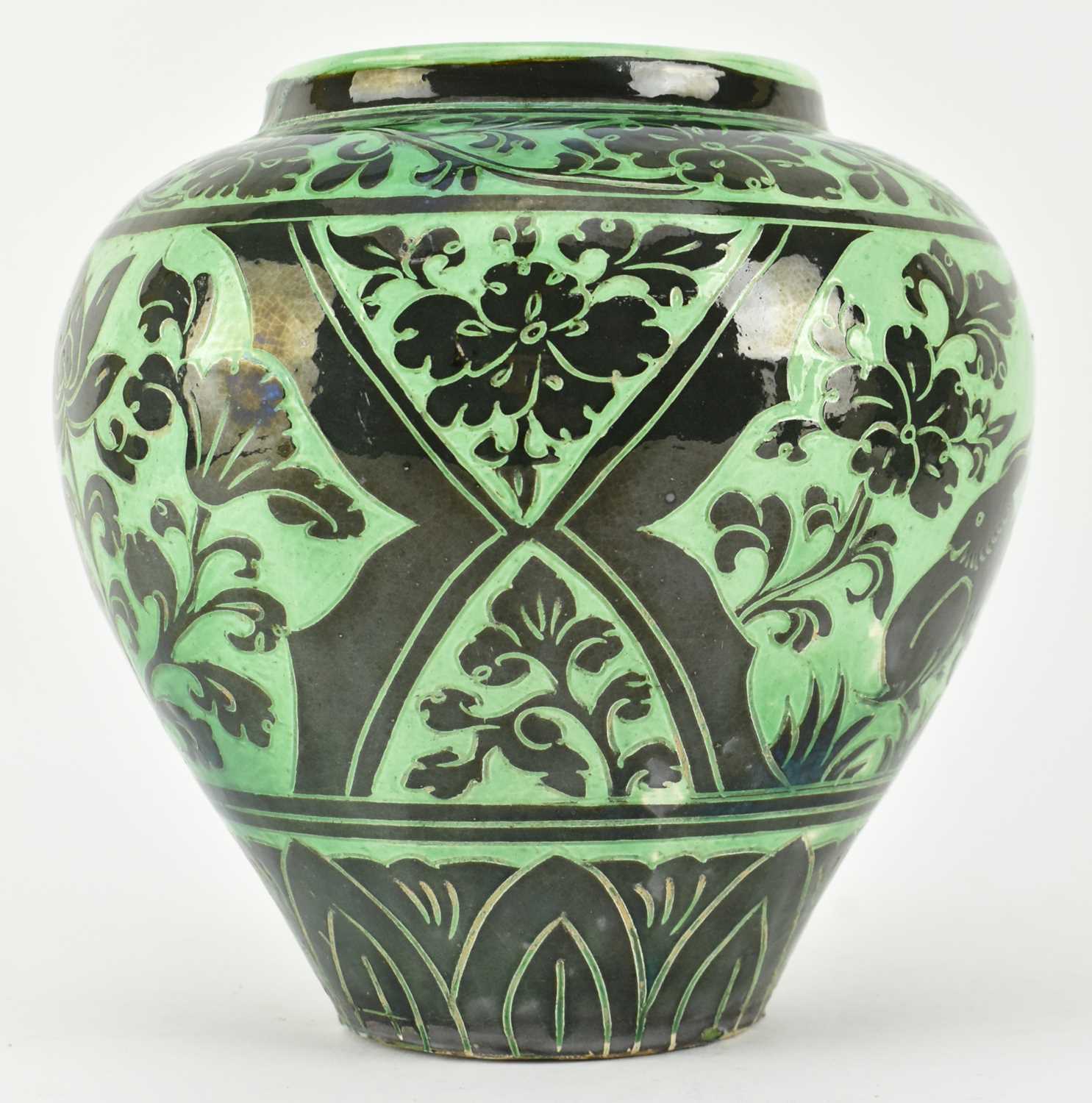 Lot 146 - NORTHERN SONG GREEN GLAZED CIZHOU 'RABBIT' SGRAFFITO JAR 磁州绿釉