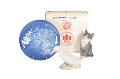 Lot 52 - 20TH CENTURY ROYAL COPENHAGEN PORCELAIN PLATE, CAT AND DUCK FIGURE