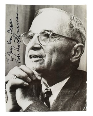 Lot 23 - PRESIDENTS - HARRY S. TRUMAN - AUTOGRAPHED PHOTOGRAPH