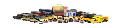 Lot 241 - MODEL RAILWAY - OO GAUGE MODEL RAILWAY ROLLING STOCK & TRACKSIDE VEHICLES