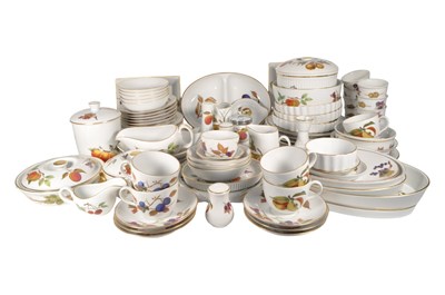 Lot 109 - ROYAL WORCESTER - EVESHAM - PORCELAIN DINNER SERVICE