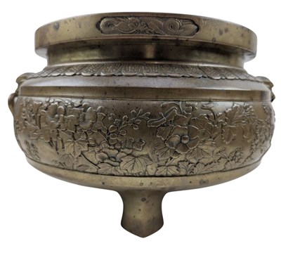 Lot 33 - 19TH CETNURY JAPANESE BRONZE TRIPOD CENSER 日本明治【誠貫堂造】黄铜香炉