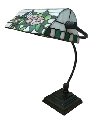 Lot 978 - 20TH CENTURY TIFFANY STYLE READING DESK TABLE TOP LAMP