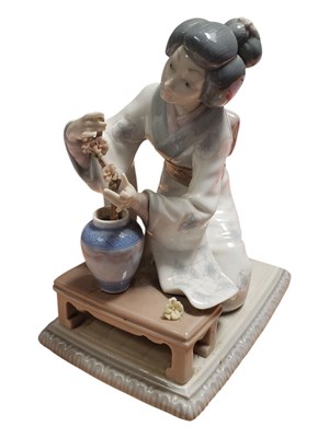 Lot 116 - LLADRO - 20TH CENTURY JAPANESE GIRL DECORATING FIGURE