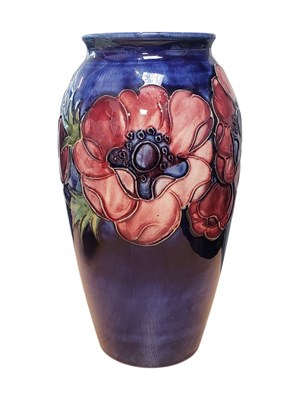 Lot 145 - MOORCROFT - 20TH CENTURY ANEMONE PATTERNED CERAMIC POTTERY VASE