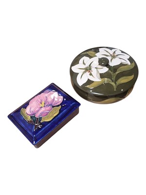 Lot 141 - MOORCROFT - TWO LATE 20TH CENTURY POTTERY TRINKET POTS / BOXES