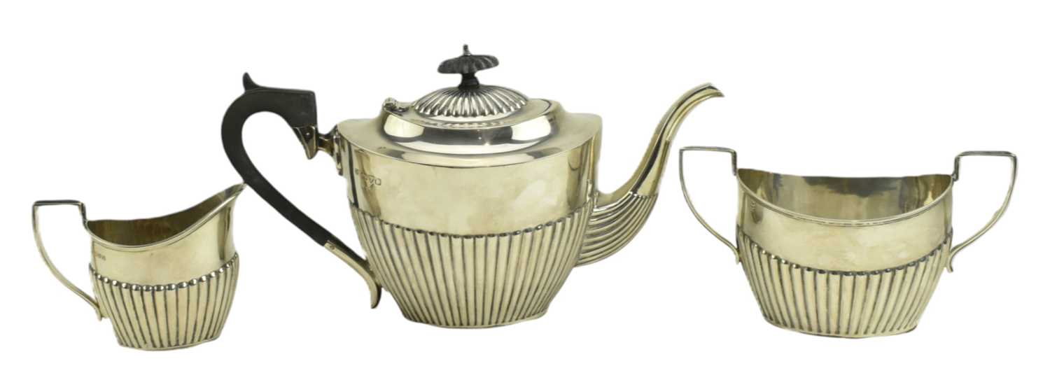 Lot 5 - 20TH CENTURY EDWARD VII / GEORGE V HALLMARKED SILVER TEA SET