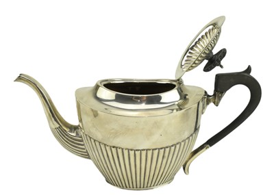 Lot 5 - 20TH CENTURY EDWARD VII / GEORGE V HALLMARKED SILVER TEA SET
