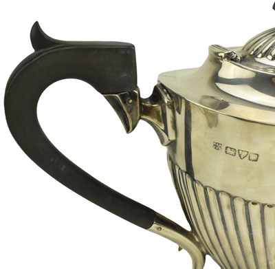 Lot 5 - 20TH CENTURY EDWARD VII / GEORGE V HALLMARKED SILVER TEA SET