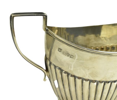 Lot 5 - 20TH CENTURY EDWARD VII / GEORGE V HALLMARKED SILVER TEA SET