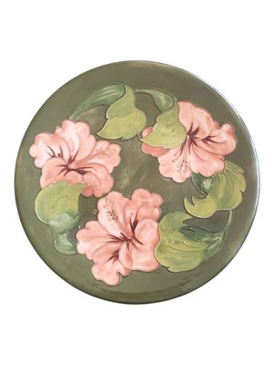 Lot 170 - MOORCROFT - 1950S HIBISCUS PATTERNED LARGE POTTERY CHARGER PLATE