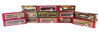 Lot 35 - MODEL RAILWAY - COLLECTION OF OO GAUGE ROLLING STOCK COACHES