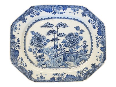 Lot 172 - 18TH CENTURY CHINESE QIANLONG PERIOD BLUE AND WHITE OCTAGONAL PLATE/MEAT PLATTER